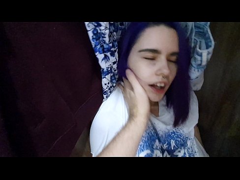 ❤️ Natagpuan ang aking kapatid na babae sa aparador at tinulungan ang kanyang cum ☑ super porn sa amin ❤